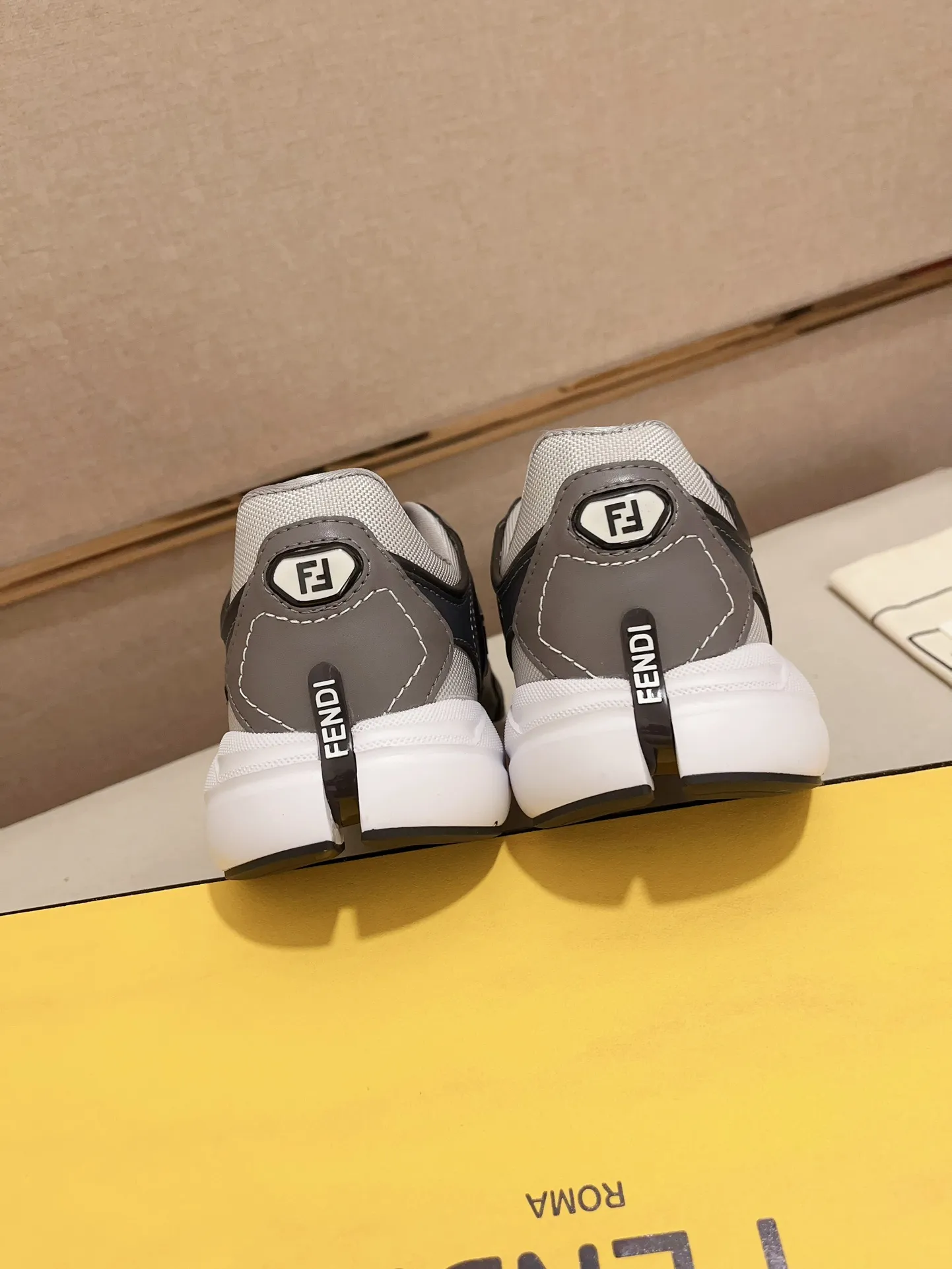 Men's shoes💰: 760💰(Higher version) [Fendi] Fendi's latest casual shoes for men! Available at counters simultaneously! A one-to-one replica of the original. Made entirely of imported top-grain calfskin, the interior is made of top-grain water-dyed cowhide, and the original factory-supplied rubber outsole. Leading new fashion concepts. Matching code: 39-44. 38.45 can be customized and cannot be returned or exchanged!
